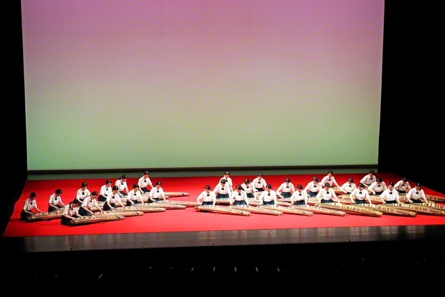 同公演で「春の詩集」（牧野由多可作曲）を披露した東京・創価高校の箏曲部（同）