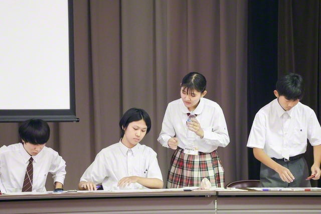 試合中の準備時間に作戦会議をする選手たち