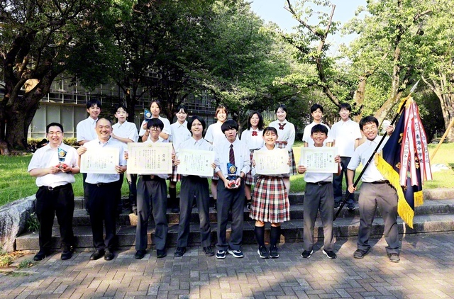 10度目の日本一に輝いた東京・創価中学校の創価雄弁会（4日、千葉大学・西千葉キャンパスで）
