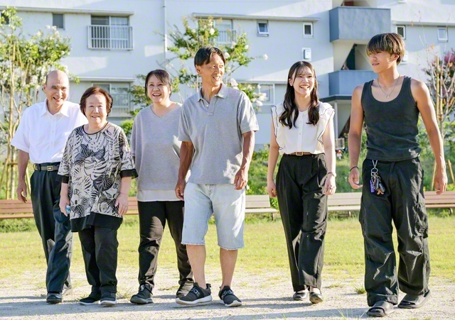 一家和楽が日々の力の源に（右から長男・洸太さん、長女・胡桃さん、時長さん、妻・由美子さん、義母・千江子さん、義父・靖雄さん）