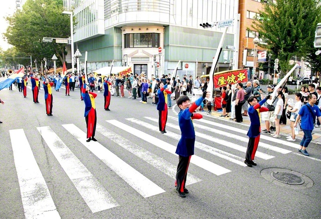 音楽隊の創価中部ファーストスターズが24日、名古屋市内で行われた第74回「広小路夏まつり」のパレードに出演。中部歌「この道の歌」などを力強く演奏しながら繁華街を行進した