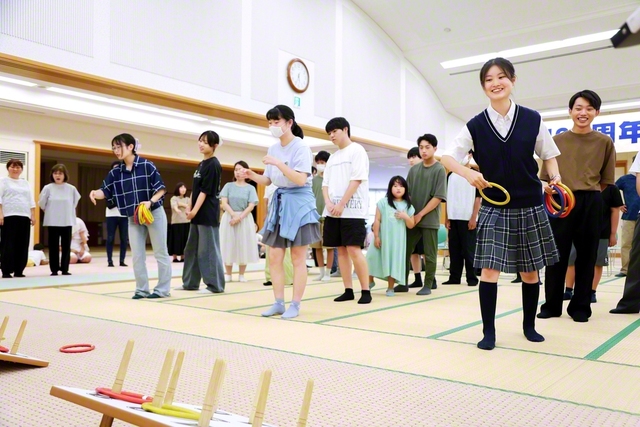 埼玉・幸手圏の大会で輪投げを楽しむ参加者たち。多彩な企画を通して、未来部員たちが絆を強めた（23日、杉戸文化会館で）