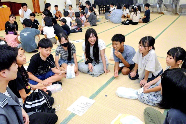 兵庫・明石大光県のグループディスカッションでは「タイムマシンがあったら」などをテーマに語らった（24日、明石文化会館で）