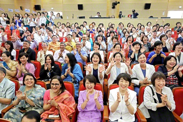 韓国SGIの本部幹部会に参加した、各国の交流団の友