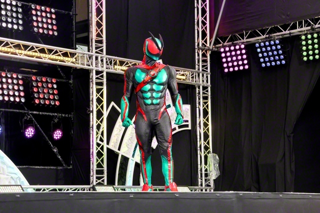 会見に登場した仮面ライダーゼッツ