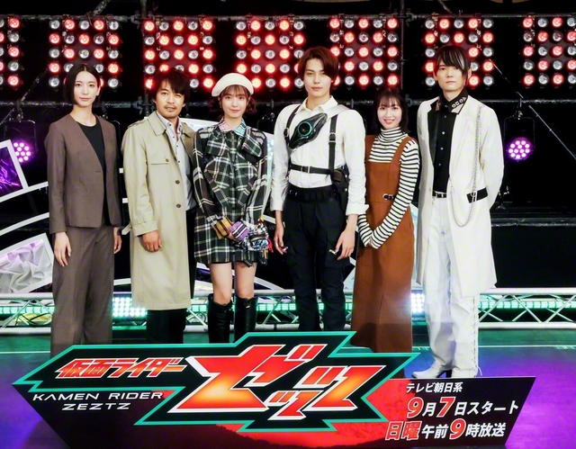 左から小貫莉奈、三嶋健太、堀口真帆、今井竜太郎、八木美樹、古川雄輝