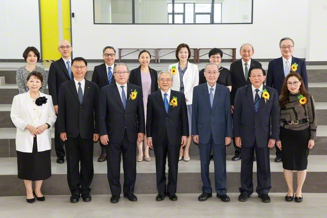 東アジアのリーダーが、原田会長、谷川SGI理事長、永石総合女性部長らと記念のカメラに(24日、SISMで)