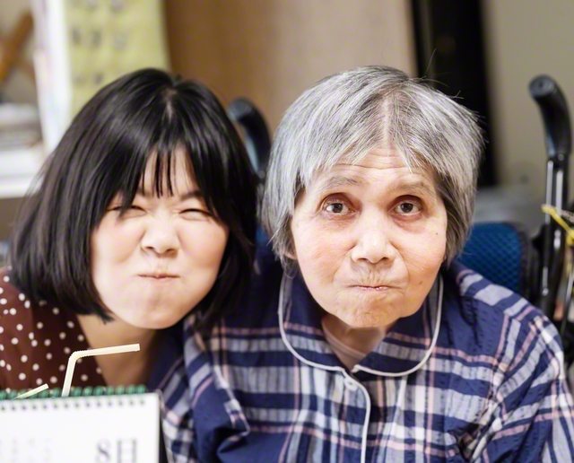 親子で仲良く“変顔”！？――母・愛子さん㊨の在宅介護を、楽しく続けている田中さん。「認知症の母の可能性を信じて、新たなことにも挑戦したい」と