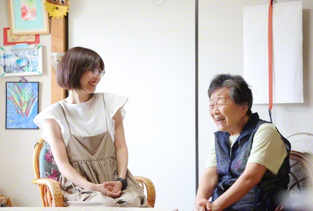 地区の友と話が弾む尾上さん㊧(東京都練馬区で)