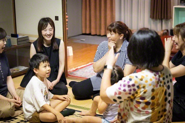 宮坂さん(右から3人目)が地区の同志とにぎやかに(東京都港区で)