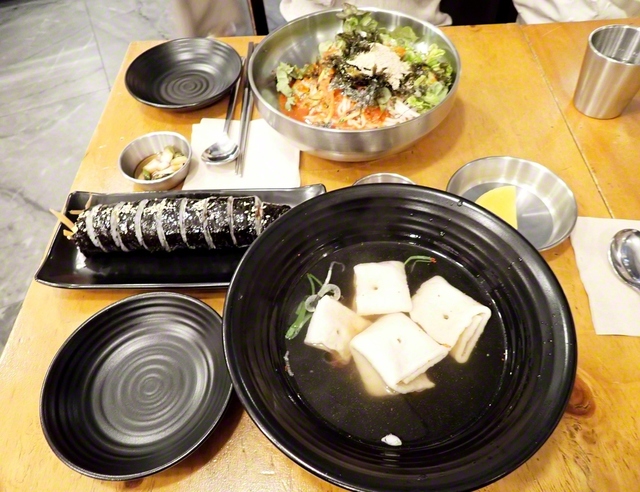 梨泰院の食堂で食べたキムパプ（のり巻き）とおでん