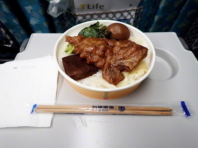 台湾の駅弁。新幹線の中で温かいまま食べた