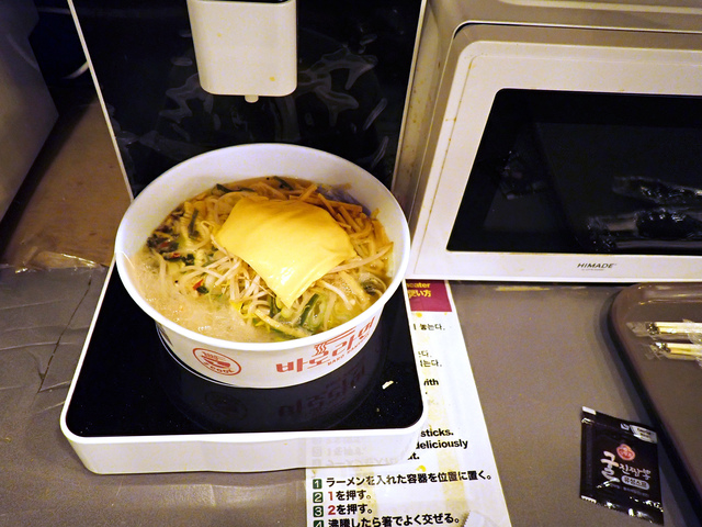 忠武路のインスタントラーメン店。トッピングは無料