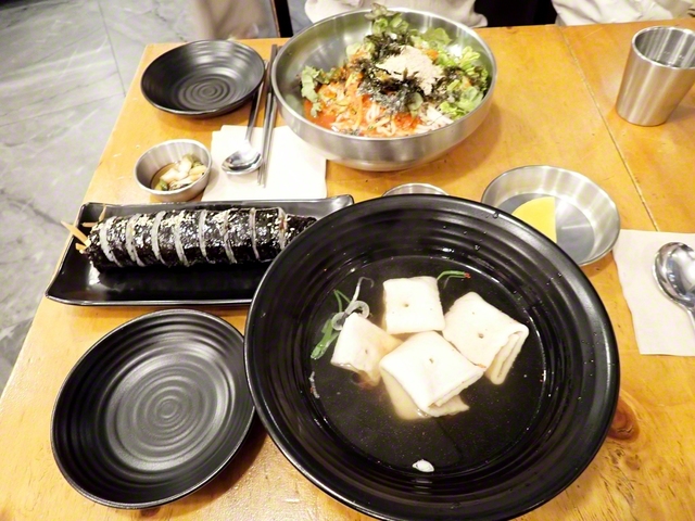 梨泰院の食堂で食べたキムパプ（のり巻き）とおでん