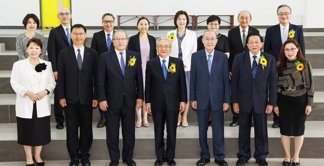 東アジアのリーダーが、原田会長、谷川SGI理事長、永石総合女性部長らと記念のカメラに（24日、SISMで）