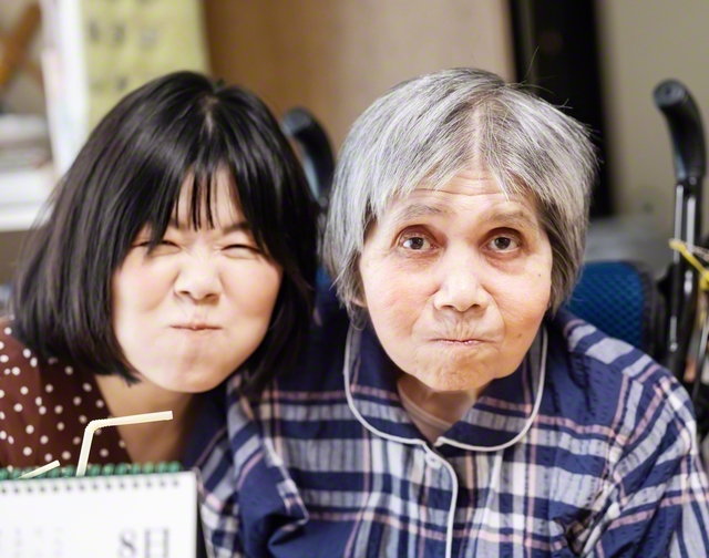 親子で仲良く“変顔”！？――母・愛子さん㊨の在宅介護を、楽しく続けている田中さん。「認知症の母の可能性を信じて、新たなことにも挑戦したい」と