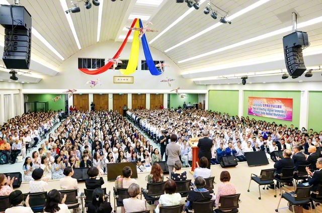 歓喜に燃えて集い合ったシンガポールの友。9区からなるSGSは代表幹部会に向け、皆でかつてない唱題に挑戦。参加者の頭上には勝利へ飛翔する意義を込め、題目帳で折られた9羽の鳥が飾られた（SGS本部で）