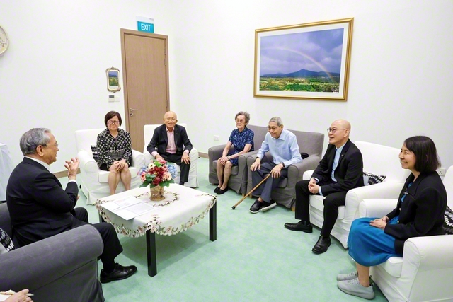 原田会長がシンガポールの広布功労の同志をねぎらいつつ、心からたたえた（シンガポール創価平和会館で）