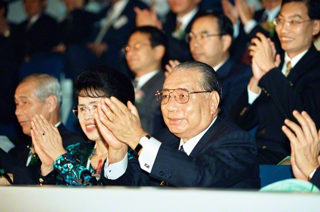 1995年11月8日、池田先生ご夫妻はシンガポールの青年友好芸術祭に出席。演目の一つ一つに惜しみない拍手を送った（インドア・スタジアムで）