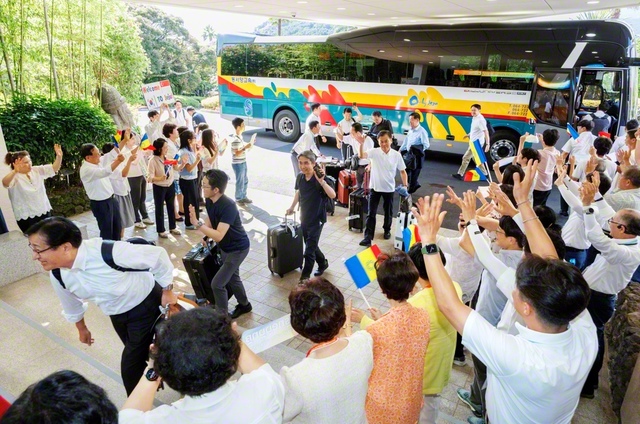 16日の午後3時50分に済州韓日友好研修センターに到着した交流団一行を、韓国の同志が三色旗を振って大歓迎した