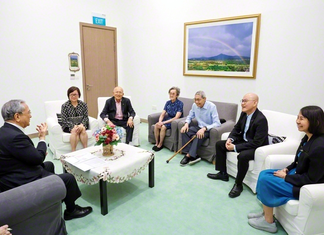 原田会長がシンガポールの広布功労の同志をねぎらいつつ、心からたたえた（シンガポール創価平和会館で）