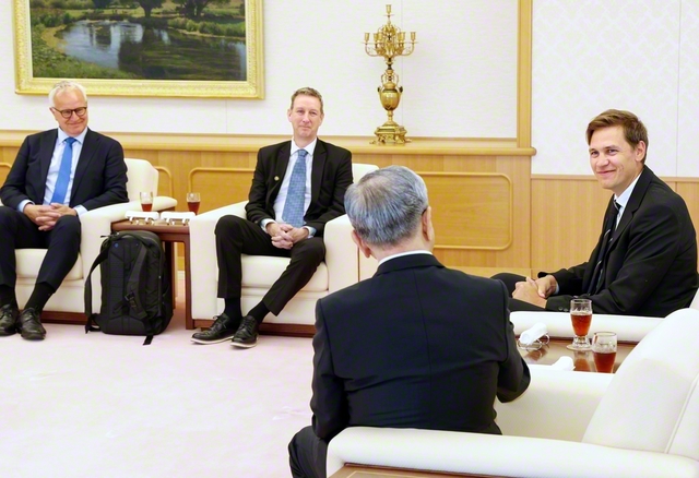 フリードネス委員長㊨、トーヤ副委員長㊥、ハルプヴィーケン所長㊧と原田会長が和やかに語り合う（7月25日、学会本部第2別館で）