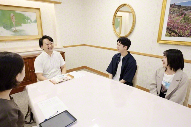 インタビューの様子。信心と仕事などを話題に和やかに語り合った（26日、東京・信濃町の世界聖教会館で）