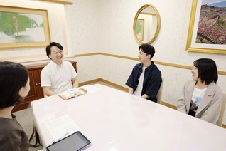 インタビューの様子。信心と仕事などを話題に和やかに語り合った（26日、東京・信濃町の世界聖教会館で）