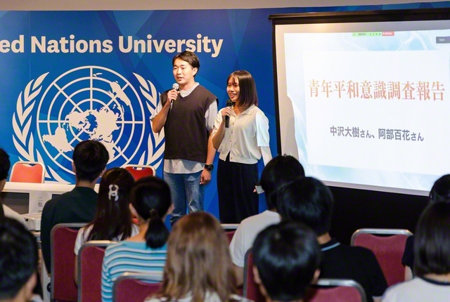 「青年平和意識調査」の分析結果を発表する中沢大樹さんと女子学生部の阿部百花さん（同）