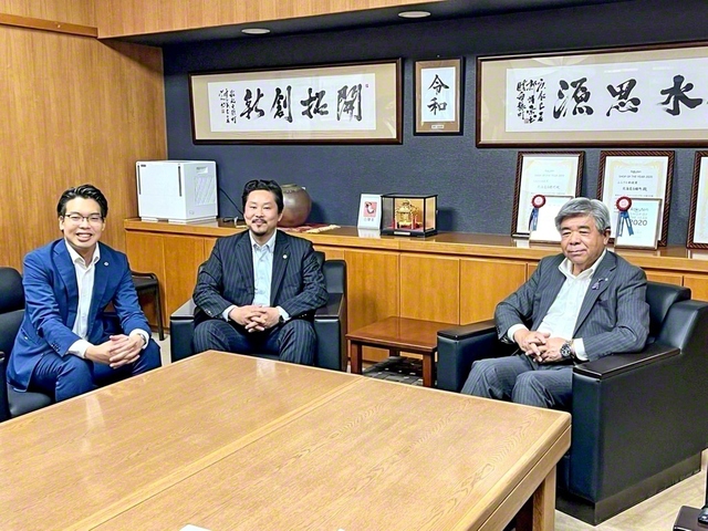 左から嶋田編集長、野田代表理事、北海道白糠町の棚野町長