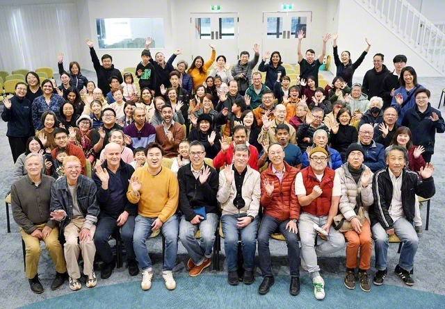 ニュージーランド壮年部のオークランドの集い。家族らも集ってにぎやかに行われた（ニュージーランド文化会館で）