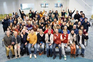 ニュージーランド壮年部のオークランドの集い。家族らも集ってにぎやかに行われた（ニュージーランド文化会館で）