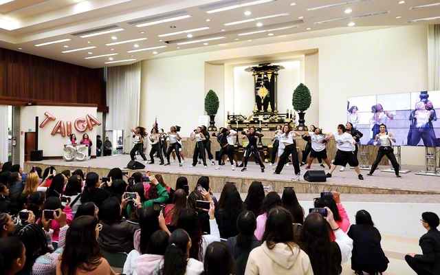 ブラジルSGIのダンスグループ「タイガ(大河)」の結成記念の集い。同グループのメンバーが喜びあふれるダンスを披露(ブラジルSGI自然文化センターで)