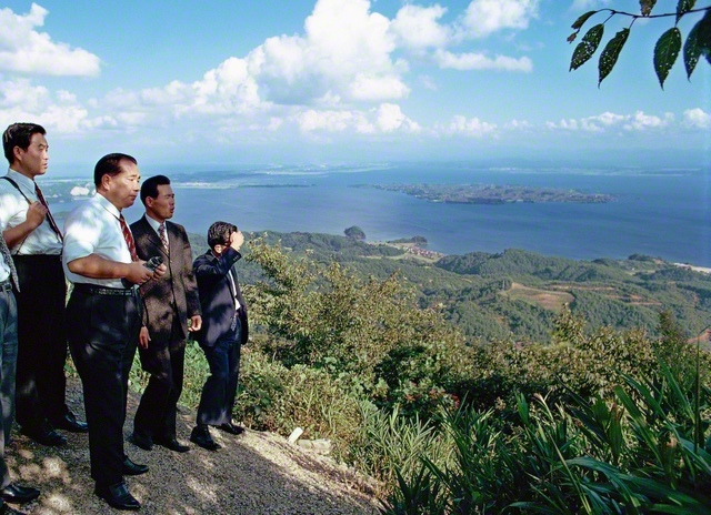 青と緑の雄大な自然美を臨んで。松江市で4200人の同志との記念撮影を終えた後、池田先生は枕木山へ（1972年9月17日）。中海や名峰・大山などを眺望し、二つの句を詠んだ。「勝鬨を　あげたくなるや　枕木山」「右に湖（うみ）　左に海の　青き風」