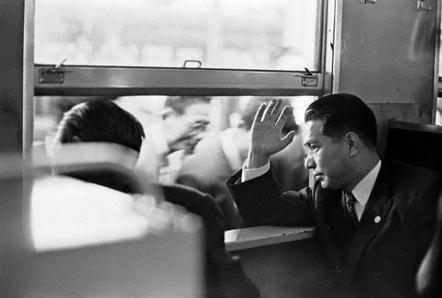 岡山での会合に出席した翌日、池田先生は初訪問となる松江へ。途中、岡山の新見駅で車窓越しに友を激励。到着後、松江支部結成大会で勇気ある信心の大切さを訴えた（1961年4月23日）