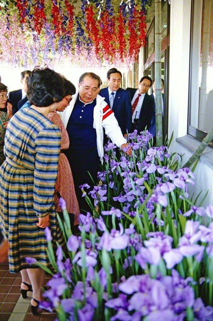 11年ぶりの島根訪問。松江市の旧・島根文化会館の玄関には、1000本のハナショウブが彩り豊かに。この日、池田先生は歴史的な「山光提言」を発表した（1984年5月21日）