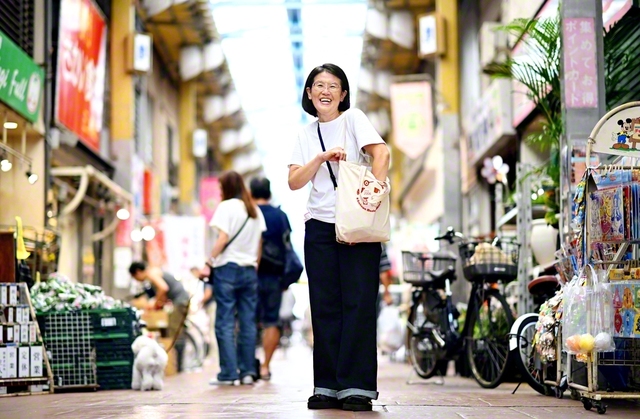 どうして撮影隊が、こぞってこの街に来るのか――。「アーケードやレトロな店構えも魅力ですけど、やっぱり“人の良さ”じゃないかなあ。人情味が一番！　だって下町ですから」。愛する「ジョイフル三の輪商店街」で、廣瀬さんがにっこり