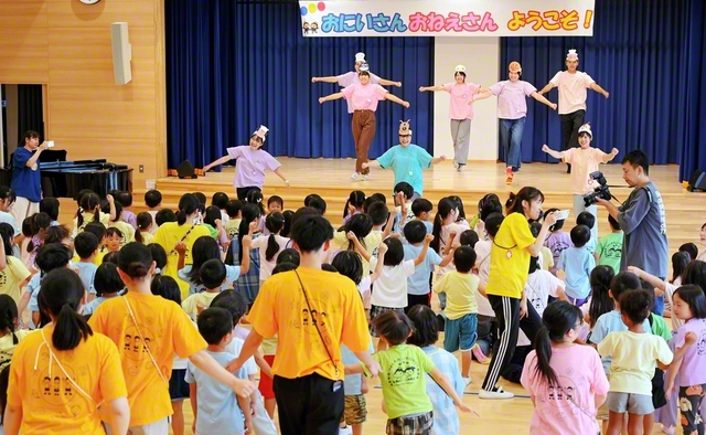 札幌創価幼稚園で開かれた創大生との交歓会。この日を楽しみに待っていた園児たちは“おにいさん”“おねえさん”との交流に大喜び（28日）