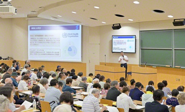 全国から受講者が集った創価大学の夏季大学講座。看護学部・佐々木教授の講義では、心身の健康について学んだ(創大で)