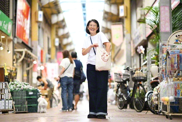 愛する「ジョイフル三の輪商店街」で、廣瀬さんがにっこり