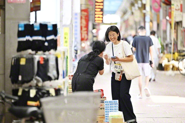 「この前はありがとねー！」。撮影協力のお礼から、話に花が咲く