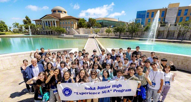 世界市民の心を育んだ東西の創価中学生とブラジル創価学園生らが記念のカメラに（7月22日、アメリカ創価大学で）