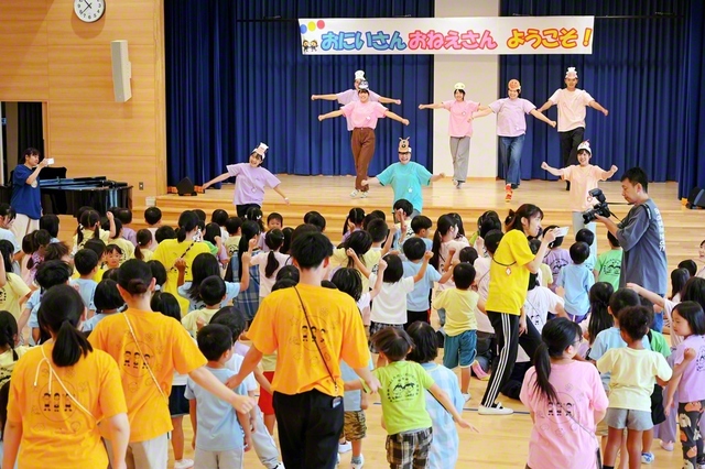 札幌創価幼稚園で開かれた創大生との交歓会。この日を楽しみに待っていた園児たちは“おにいさん”“おねえさん”との交流に大喜び(28日)