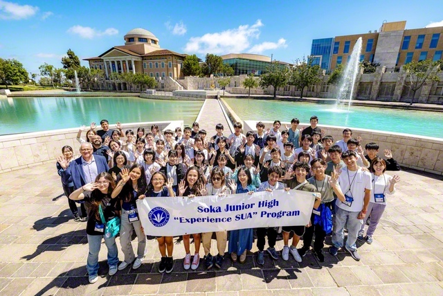 世界市民の心を育んだ東西の創価中学生とブラジル創価学園生らが記念のカメラに（7月22日、アメリカ創価大学で）