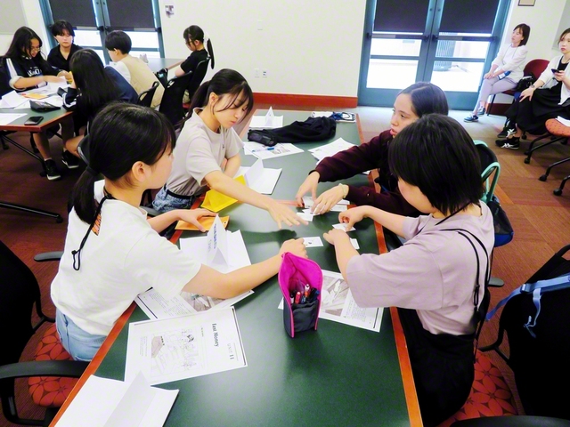 カードを使った英語の学習に取り組む生徒たち（同）