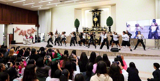 ブラジルSGIのダンスグループ「タイガ（大河）」の結成記念の集い。同グループのメンバーが喜びあふれるダンスを披露（ブラジルSGI自然文化センターで）