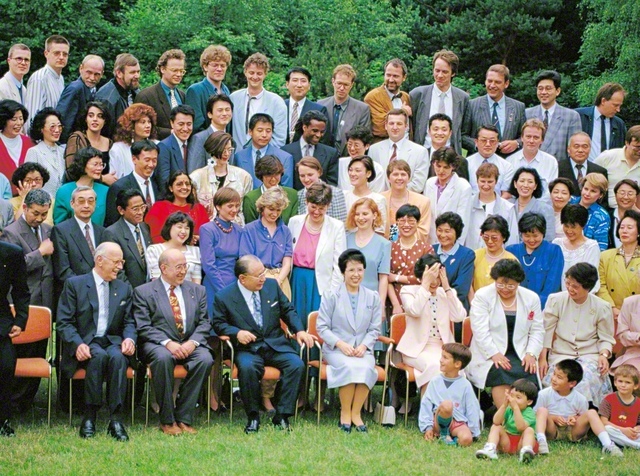 1992年6月8日、欧州と中東5カ国の歴訪のため、まずドイツに赴いた池田先生は、フランクフルトの空港を出て宿舎に到着するやいなや、SGIのメンバーと記念撮影を。友の労苦をねぎらうとともに、未来を担う子どもたちに声をかけた（フランクフルト市郊外で）。その4日後の6月12日、ハンガリーやチェコスロバキアなど13カ国の同志が集い、「中欧・東欧・ロシア合同会議」がフランクフルト市内で開催された