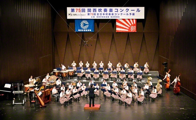 力強い音色を響かせた関西創価中学校の吹奏楽部(同30日)