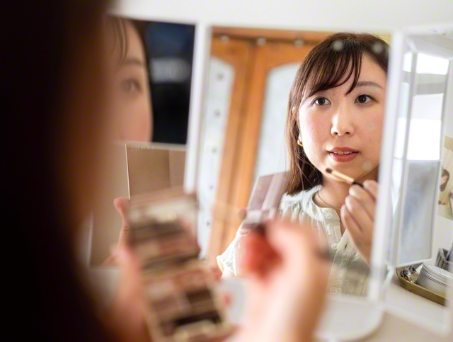 真央さんは、メークブラシでパレットから色をすくい、手の甲で余分をはらった。鏡に顔を寄せ、まぶたをそっとなぞる。それはただの装いではない。誰かを幸せにする準備