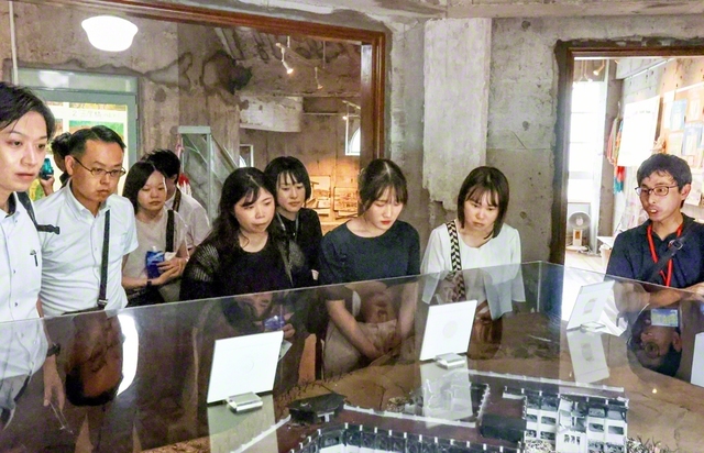 「みんなのピースウオーク」で被爆遺構の城山小学校を見学する参加者（同）